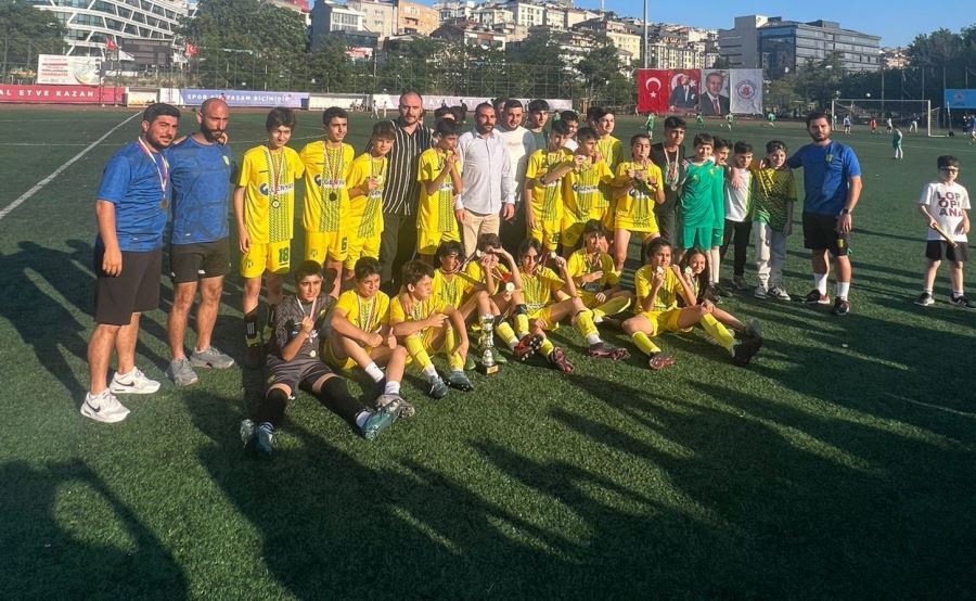 Kağıthanespor U -13 takımının şampiyonluk sevinci 