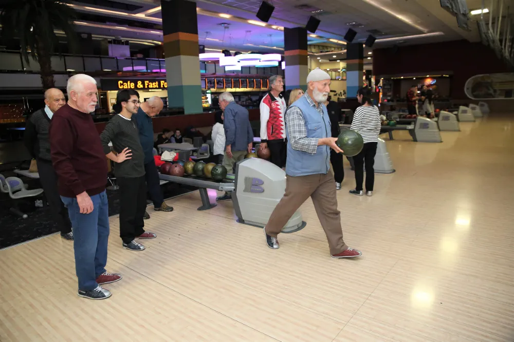 Huzurevinde bowling heyecanı