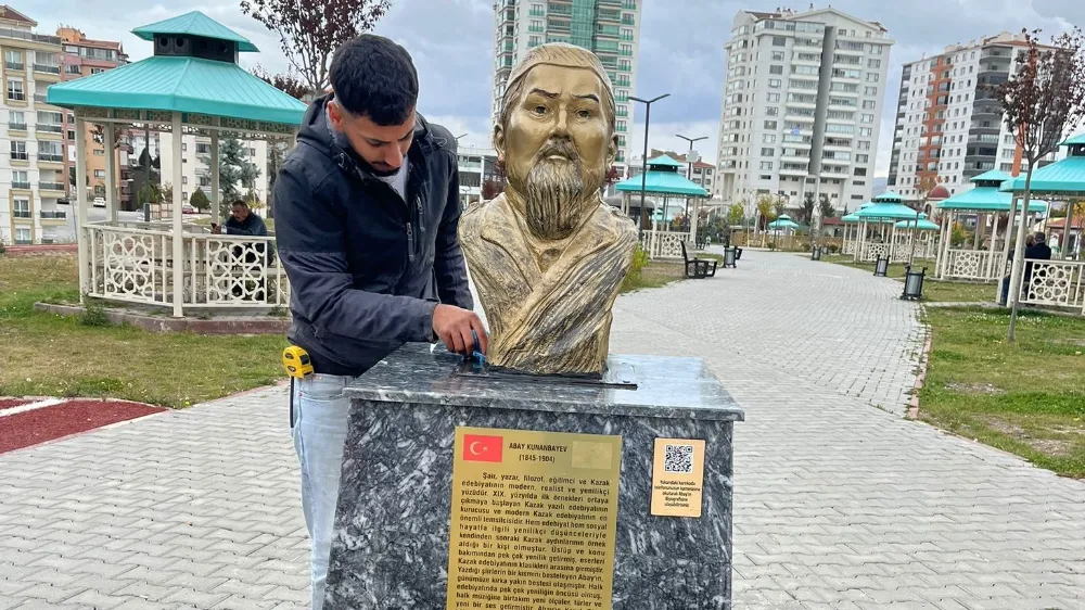Abay Kunanbayev büstü restore edildi