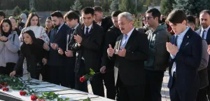 Türk Dünyası gençliğinden Ata-Beyit