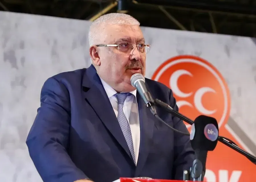 Prof.Dr. E.Semih Yalçın “Òzgür Özel, “genel başkanlık kalıbı”nın adamı değil”