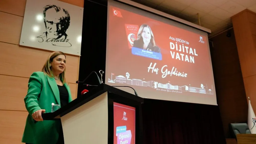 Üniversite gençliğine “Dijital Vatan”ı anlattı