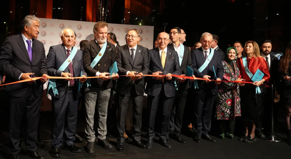 Türk kültürü açısından iki anlamlı faaliyeti bir araya getirdi.