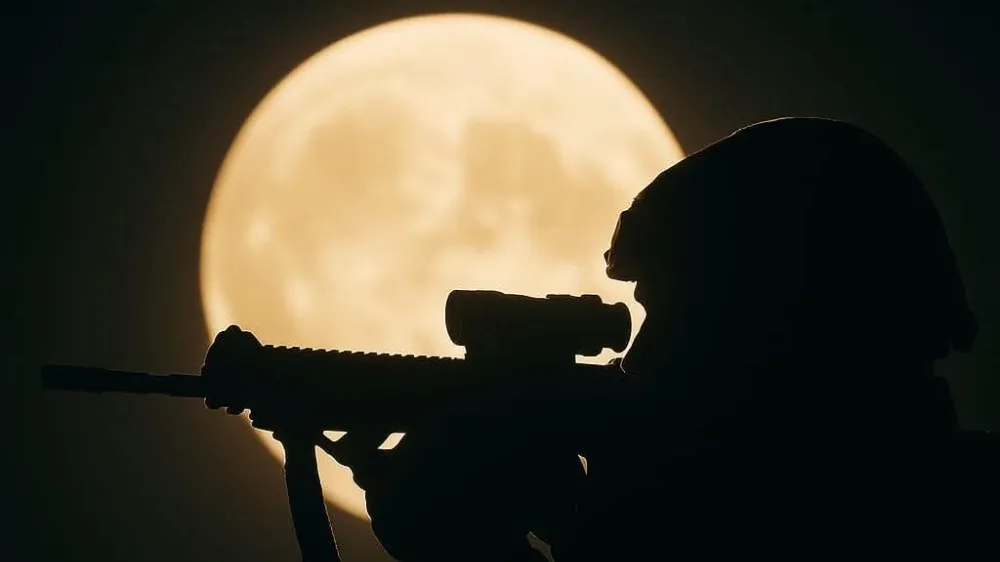 Ayın parlaklığı, nöbetteki askerimizin gözlerinde…