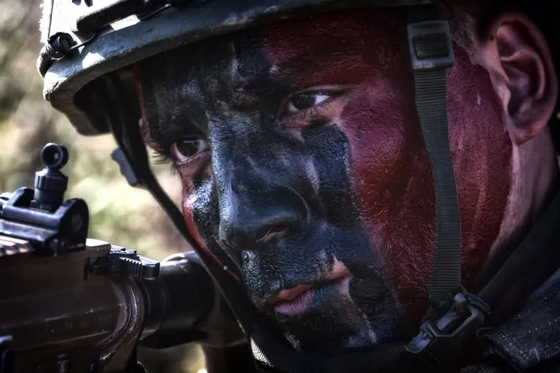 Gözünü kırpmaz, kalbini korkuya kapatır; vatanı için nişan alır!