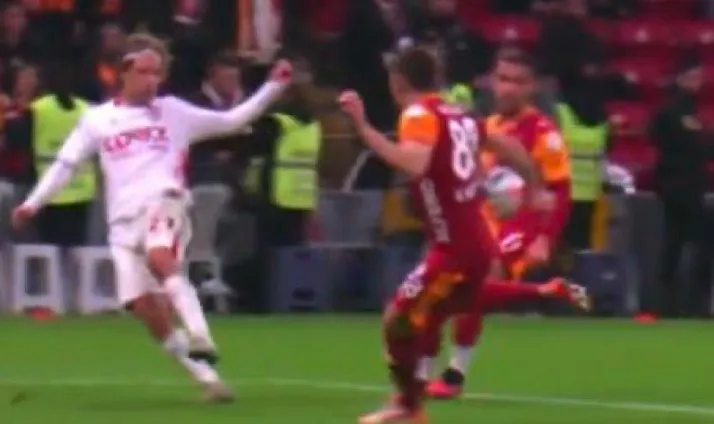 Futbolumuzda gündem: Penaltı mı değil mi?