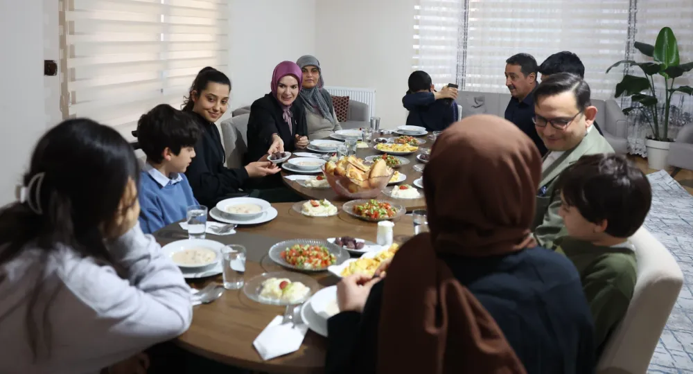 Bakan Göktaş, depremzede Sınırgeç ailesinin iftar sofrasına konuk oldu