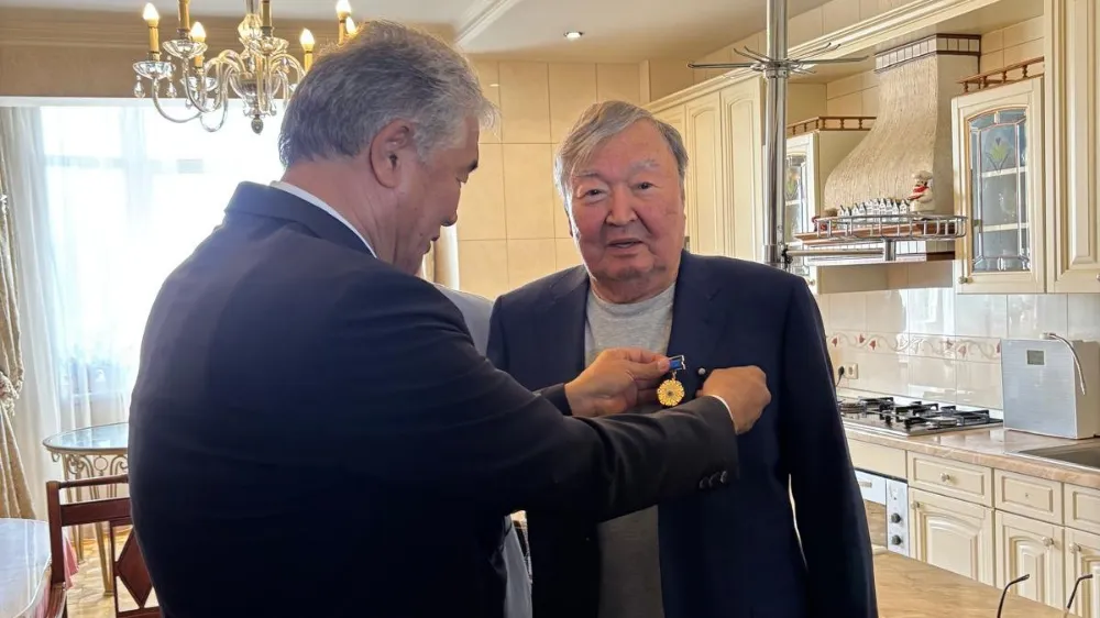 Olcas Süleymenov’a TÜRKSOY Üstün Hizmet Madalyası
