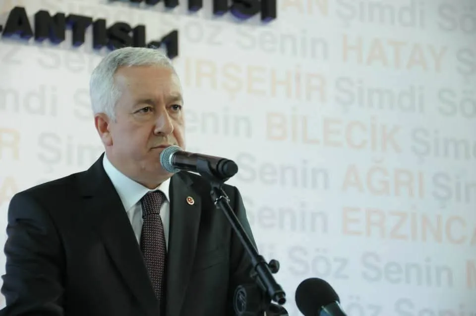 Sadir Başkan, sosyal medya gevezesine ağzının payını verdi